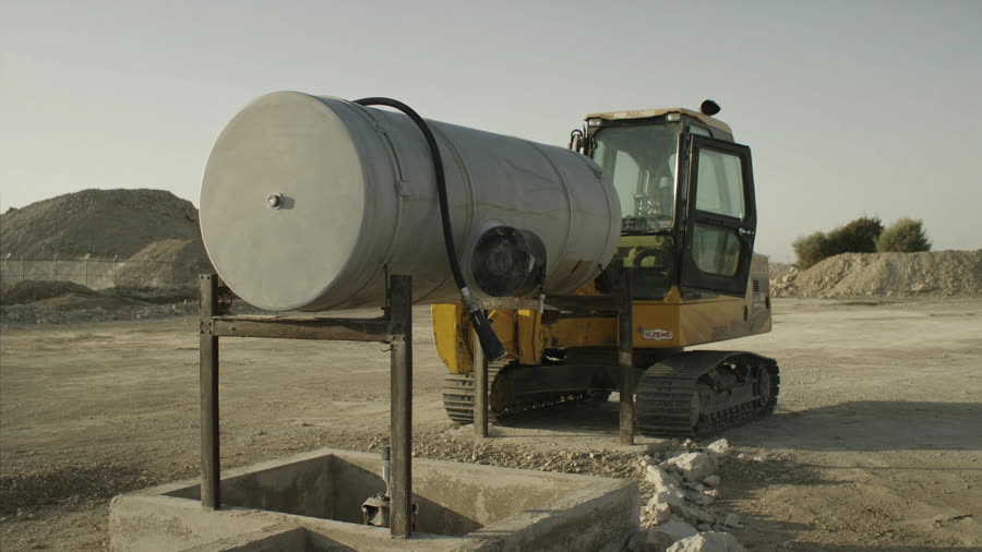خزان سولار في ساحة الكسارة وجرافة تتزوّد